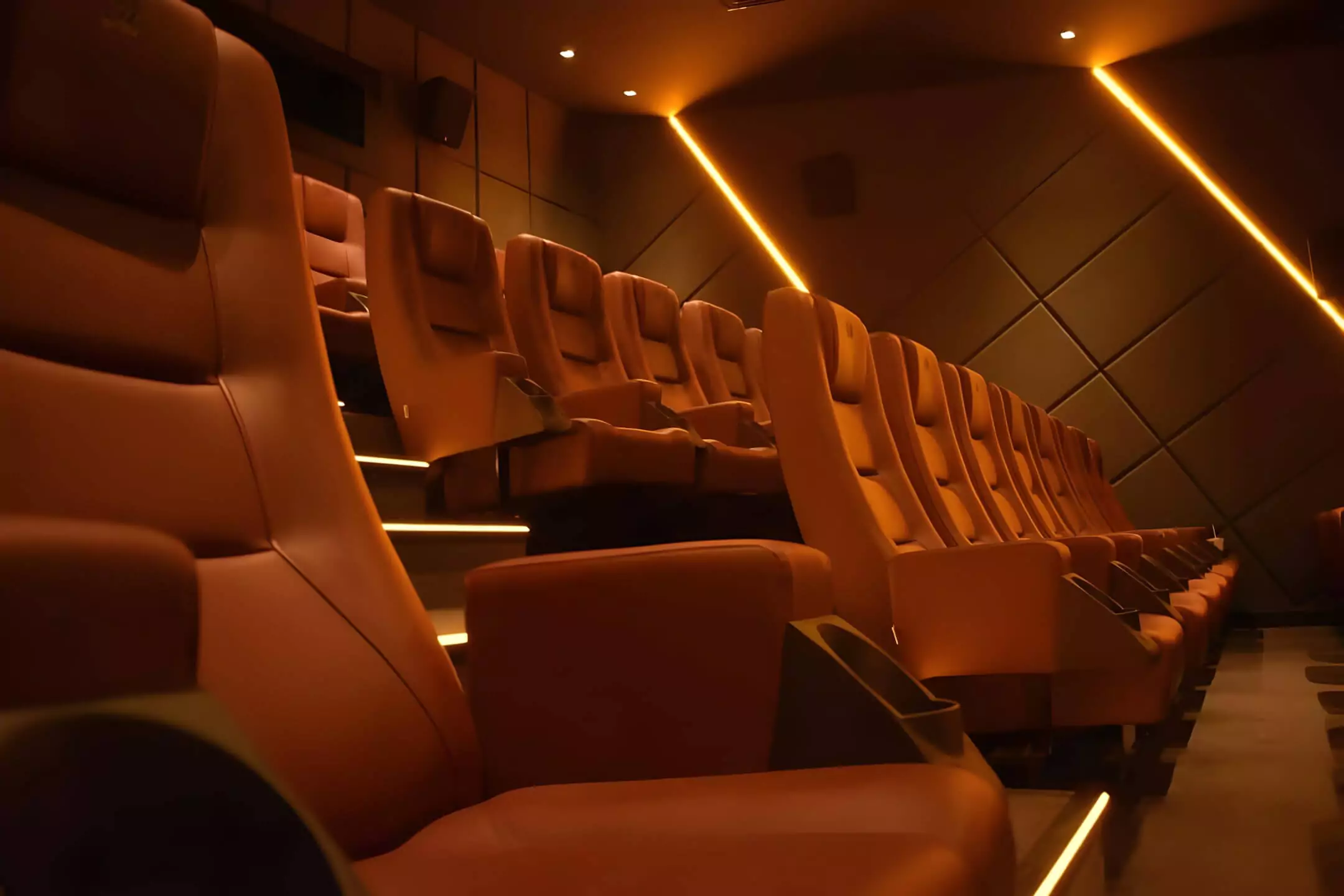 Contemporary seating with premium leathers Image